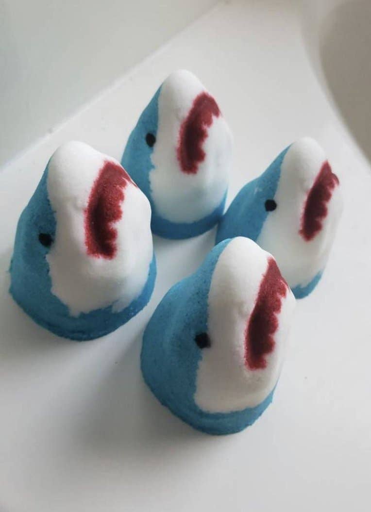 ivory anchors bath bomb: shark bite 5oz