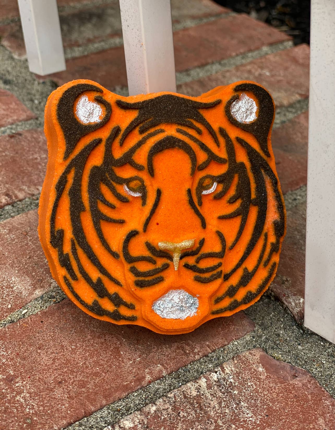 ivory anchors bath bomb: tiger 8oz
